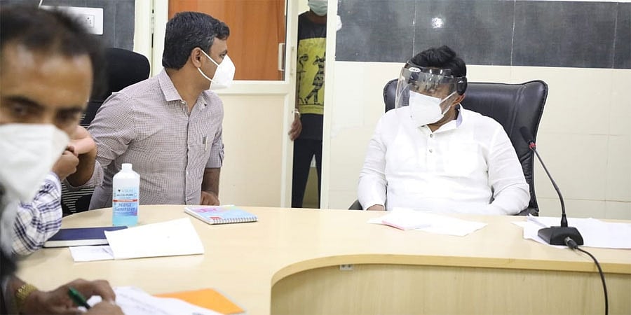 ವೆಂಟಿಲೇಟರ್ ಇದ್ದರೂ ಬಳಕೆ ಮಾಡಿಲ್ಲ, ಆಕ್ಸಿಜನ್ ಕೊರತೆಯಿಂದ 4 ಮಂದಿ ಸಾವು; ಜಿಲ್ಲಾಸ್ಪತ್ರೆ ಅಧಿಕಾರಿಗಳ ಅಮಾನತು!