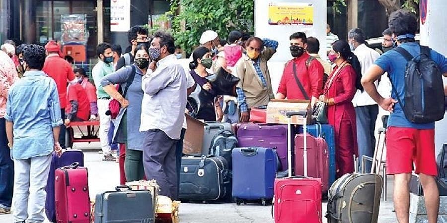 14 ದಿನ ಕೊರೋನಾ ಕರ್ಫ್ಯೂ ಜಾರಿಗೊಳಿಸಿದ ಸರ್ಕಾರ: ಆತಂಕಗೊಂಡು ಅಗತ್ಯ ವಸ್ತು ಖರೀದಿಗೆ ಮುಗಿಬಿದ್ದ ಜನ