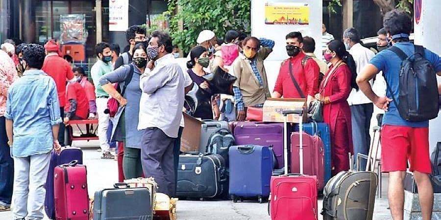 14 ದಿನ ಕೊರೋನಾ ಕರ್ಫ್ಯೂ ಜಾರಿಗೊಳಿಸಿದ ಸರ್ಕಾರ: ಆತಂಕಗೊಂಡು ಅಗತ್ಯ ವಸ್ತು ಖರೀದಿಗೆ ಮುಗಿಬಿದ್ದ ಜನ