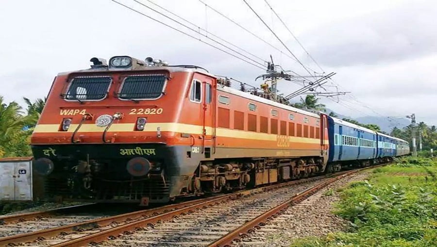 ರೈಲು ಬರುವ ವೇಳೆ ಹಳಿ ಮೇಲೆ ಸಿಲುಕಿದ 40 ಮಕ್ಕಳಿದ್ದ ಶಾಲಾ ಬಸ್... ಮುಂದೇನಾಯಿತು?