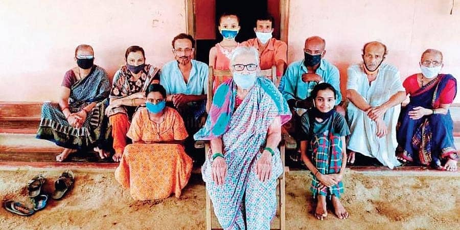 ಶಿಕಾರಿಪುರ: 92 ವರ್ಷದ ವೃದ್ಧೆ ಸೇರಿ ಒಂದೇ ಕುಟುಂಬದ 11 ಮಂದಿ ಕೊರೋನಾ ಗೆದ್ದು ಇತರರಿಗೆ ಮಾದರಿ!