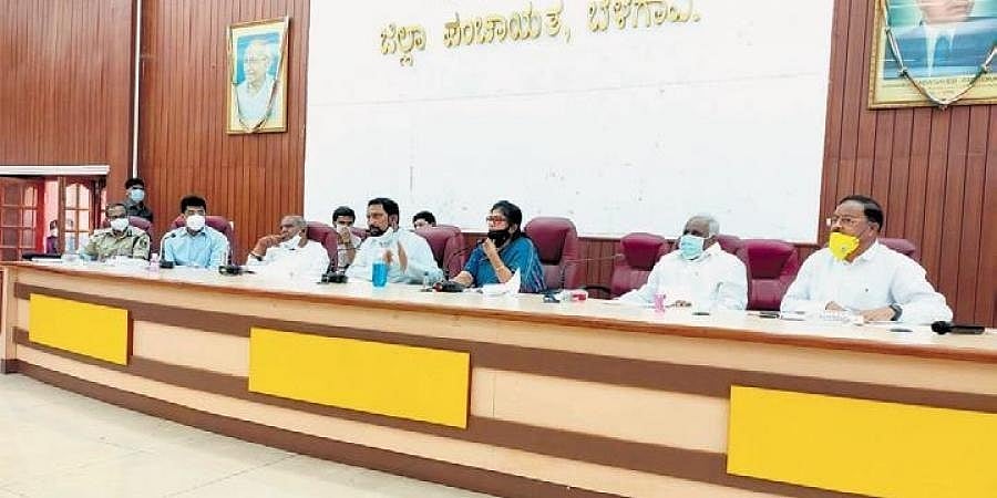 ಬಿಮ್ಸ್ ಮುಖ್ಯಸ್ಥರನ್ನು ಬಂಧಿಸಿ, ಸಭೆಗೆ ಕರೆತನ್ನಿ: ಡಿಸಿಎಂ ಲಕ್ಷ್ಮಣ ಸವದಿ ಆದೇಶ