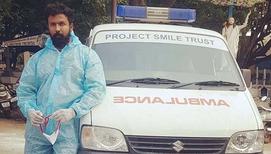 ಕೊರೋನಾ ಕರ್ಫ್ಯೂ ನಡುವೆ ಸೋಂಕಿತರಿಗಾಗಿ ಆ್ಯಂಬುಲೆನ್ಸ್ ಚಾಲಕನಾದ ನಟ ಅರ್ಜುನ್ ಗೌಡ
