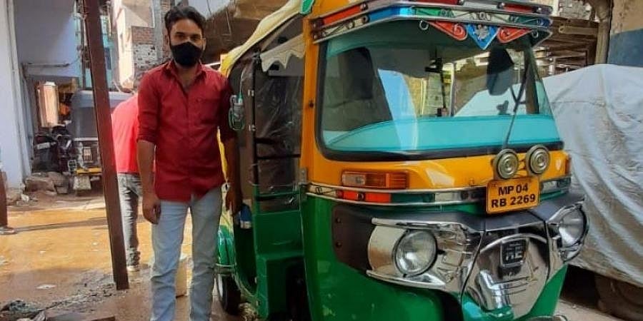 ಹೆಂಡತಿಯ ಚಿನ್ನದ ಸರ ಮಾರಿ ತನ್ನ ಆಟೋವನ್ನು ಆ್ಯಂಬುಲೆನ್ಸ್ ಆಗಿ ಪರಿವರ್ತಿಸಿದ ಆಟೋ ಡ್ರೈವರ್!