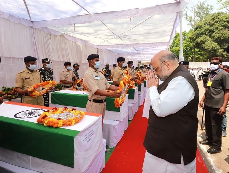 ಕೇಂದ್ರ ಸಚಿವ ಅಮಿತ್ ಶಾ ಜಗ್ದಾಲ್ಪುರದಲ್ಲಿ ನಕ್ಸಲ್ ನಲ್ಲಿ ನಡೆದ ನಕ್ಸಲ್ ದಾಳಿಯಲ್ಲಿ ಹುತಾತ್ಮರಾದ ಭದ್ರತಾ ಸಿಬ್ಬಂದಿಯ ಕಳೆಬರಕ್ಕೆ ಜಗ್ದಾಲ್ಪುರದಲ್ಲಿ ಅಂತಿಮ ಗೌರವ ಸಲ್ಲಿಸಿದರು.