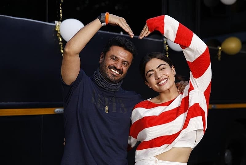 ವಿಕಾಸ್ ಬಹಲ್ ನಿರ್ದೇಶನದ ಚಿತ್ರದಲ್ಲಿ ನಟಿಸುತ್ತಿರುವ ರಶ್ಮಿಕಾ ಶೂಟಿಂಗ್ ಸೆಟ್ ನಲ್ಲೇ ತಮ್ಮ ಹುಟ್ಟುಹಬ್ಬ ಆಚರಿಸಿಕೊಂಡರು.