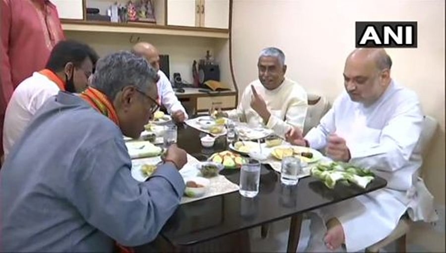 ಪಶ್ಚಿಮ ಬಂಗಾಳ: ಕೇಂದ್ರ ಗೃಹ ಸಚಿವ ಅಮಿತ್ ಶಾಗೆ 13 ತರಹೇವಾರಿ ಭಕ್ಷ್ಯ ಭೋಜನ!