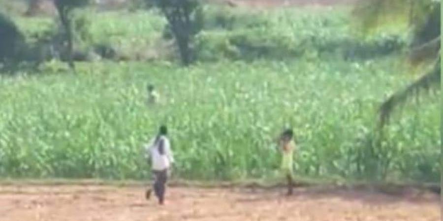 ಹಾವೇರಿ: ಕೋವಿಡ್ ಆಸ್ಪತ್ರೆ ಚಿಕಿತ್ಸೆ ಕುರಿತು ವದಂತಿ; ಆ್ಯಂಬುಲೆನ್ಸ್ ಬರುತ್ತಿದ್ದಂತೆ ಮನೆಯಿಂದ ಕಾಲ್ಕಿತ್ತ ಸೋಂಕಿತ ವ್ಯಕ್ತಿ!
