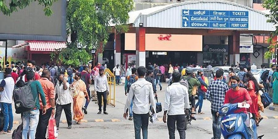 ಲಾಕ್ಡೌನ್ ಎಫೆಕ್ಟ್: ತವರಿಗೆ ವಾಪಸ್ಸಾಗಲು ಕೆಎಸ್ಆರ್ ರೈಲ್ವೇ ನಿಲ್ದಾಣಕ್ಕೆ ಧಾವಿಸಿದ ನೂರಾರು ವಲಸೆ ಕಾರ್ಮಿಕರು!
