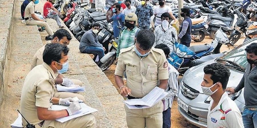 ಬೆಂಗಳೂರಿನಲ್ಲಿ ಲಾಕ್ ಡೌನ್ ಉಲ್ಲಂಘನೆ: ಪೊಲೀಸರಿಂದ 2410 ವಾಹನ ಜಪ್ತಿ