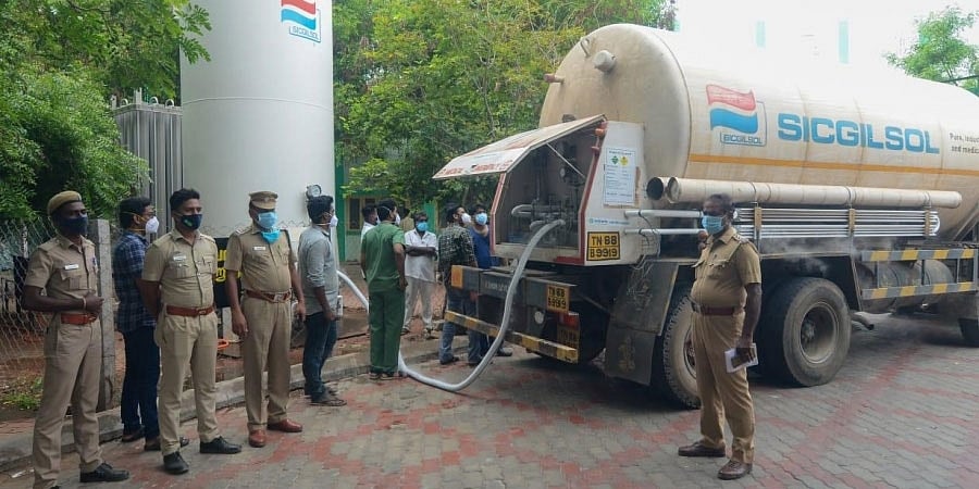 ತೂತುಕುಡಿ ಸ್ಟೆರ್ಲೈಟ್ನಲ್ಲಿ ಆಮ್ಲಜನಕ ಉತ್ಪಾದನೆ ಆರಂಭ: ತಿರುನಲ್ವೇಲಿ ಆಸ್ಪತ್ರೆಗೆ 4.82 ಟನ್ ಆಕ್ಸಿಜನ್ ರವಾನೆ