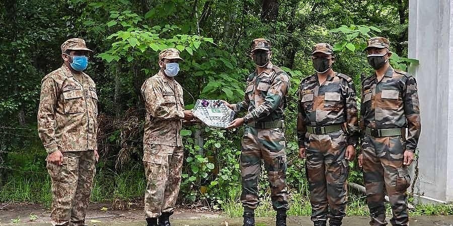 ಈದ್ ಉಲ್ ಫಿತರ್ ಅಂಗವಾಗಿ ಗಡಿಯಲ್ಲಿ ಭಾರತ- ಪಾಕ್ ಸೈನಿಕರಿಂದ ಸಿಹಿ ವಿನಿಮಯ!