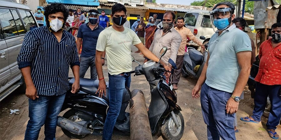 ಕರೆ ಮಾಡಿದರೆ ಮನೆ ಬಾಗಿಲಿಗೇ 'ಆಕ್ಸಿಜನ್'; ಉದ್ಯಮಿ ಯತೀಶ್ ಬಾಬು ಮತ್ತು ತಂಡದಿಂದ ಮಾನವೀಯ ನೆರವು