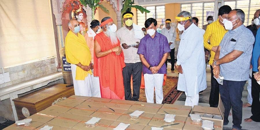 ಕೊರೋನಾ ಲಾಕ್ಡೌನ್ ಸಂಕಷ್ಟ: ಮೈಸೂರು ಆಶ್ರಮದಿಂದ ಸೋಂಕಿತರ ಪರಿಚಾರಕರಿಗೆ ಉಚಿತ ಆಹಾರ ವಿತರಣೆ