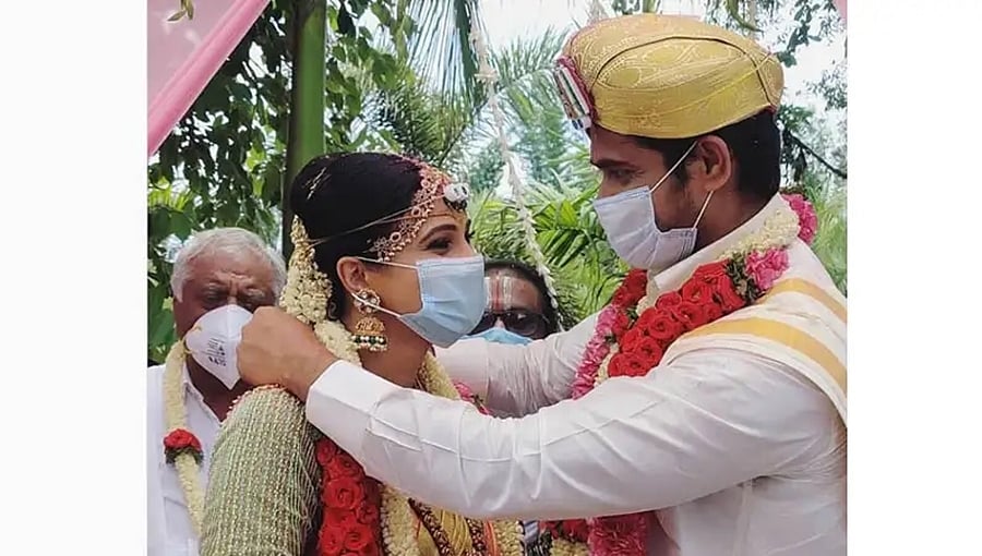 ನಟಿ ಕವಿತಾ ಗೌಡ ಮತ್ತು ನಟ ಚಂದನ್ ಕುಮಾರ್ ಸರಳ ವಿವಾಹ; ಮಾಸ್ಕ್ ಧರಿಸಿಯೇ ಸಪ್ತಪದಿ ತುಳಿದ ಜೋಡಿ!