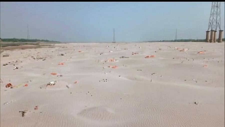 ಉತ್ತರ ಪ್ರದೇಶ: ಗಂಗಾ ನದಿ ತೀರದ ಮರಳಿನಲ್ಲಿ ಹೂತಿರುವ ಶವಗಳ ಪತ್ತೆ!