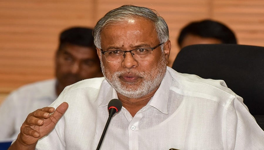 ಉಪ ಚುನಾವಣೆಯಲ್ಲಿ ಕರ್ತವ್ಯ ನಿರ್ವಹಿಸಿದ ಶಿಕ್ಷಕರ ಸಾವು, ವರದಿ ನೀಡುವಂತೆ ಸುರೇಶ್ ಕುಮಾರ್ ಸೂಚನೆ