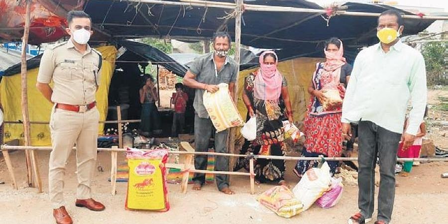 ಲಾಕ್ಡೌನ್ ಸಂಕಷ್ಟ: ವಲಸೆ ಕಾರ್ಮಿಕರಿಗೆ ಗದಗ ಪೊಲೀಸರ ನೆರವು