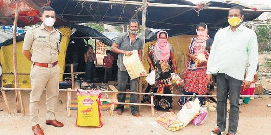 ಲಾಕ್ಡೌನ್ ಸಂಕಷ್ಟ: ವಲಸೆ ಕಾರ್ಮಿಕರಿಗೆ ಗದಗ ಪೊಲೀಸರ ನೆರವು