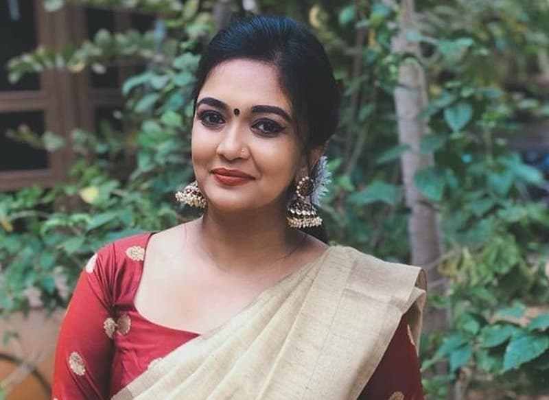 ಇದೀಗ ತಮಿಳು ನಟಿ, ನಿರೂಪಕಿ, ಗಾಯಕಿ ಸೌಂದರ್ಯ ಬಾಲ ನಂದಕುಮಾರ್ ಅವರು ತಮ್ಮ ಜೀವನದಲ್ಲಿ ಎದುರಾದ ಕೆಟ್ಟ ಅನುಭವದ ಬಗ್ಗೆ ಬಿಚ್ಚಿಟ್ಟಿದ್ದಾರೆ.