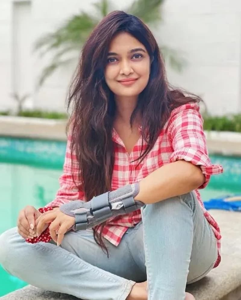 ಕಾಲೇಜು ಪ್ರಾಧ್ಯಾಪಕರೊಬ್ಬರು ತನಗೆ ಮಾಡಿರುವ ಸಂದೇಶವೊಂದನ್ನು ಸೌಂದರ್ಯ ಇನ್ ಸ್ಟಾಗ್ರಾಂನಲ್ಲಿ ಪೋಸ್ಟ್ ಮಾಡಿದ್ದಾರೆ. ಹೌದು ಪ್ರಾಧ್ಯಾಪಕನೊಬ್ಬ ತನ್ನೊಂದಿಗೆ ಮಲಗುತ್ತೀಯಾ, ನಿನಗೆ ಏನು ಬೇಕಾದರೂ ಕೊಡುತ್ತೇನೆ ಎಂದು ಸಂದೇಶ ಕಳುಹಿಸಿದ್ದಾನೆ.