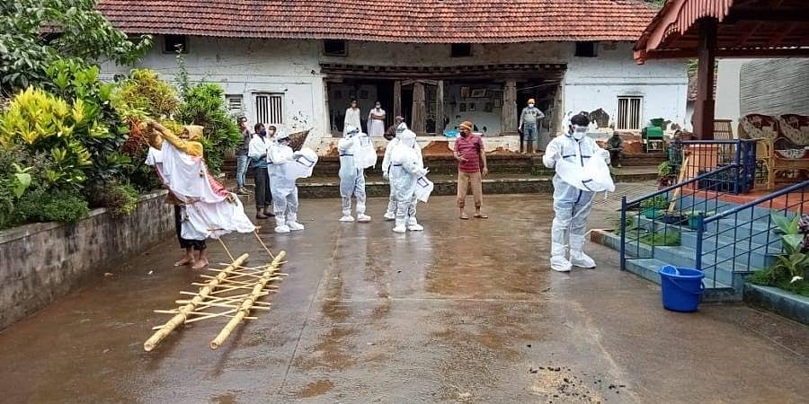 ಕೊಡಗು: ಕೊರೋನಾ ಪೀಡಿತ ಕುಟುಂಬದ ಅಸಹಾಯಕತೆ; ಸೋಂಕಿನಿಂದ ಮೃತಪಟ್ಟ ವ್ಯಕ್ತಿಯ ಅಂತ್ಯಸಂಸ್ಕಾರ ಮಾಡಿದ ಪತ್ರಕರ್ತರು!