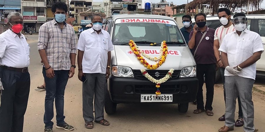 'ಐರಾವನ್' ಚಿತ್ರತಂಡದಿಂದ ಆಕ್ಸಿಜನ್ ಆಂಬುಲೆನ್ಸ್ ಸೇವೆ, ಕೋವಿಡ್ ಕಿಟ್ ವಿತರಣೆ