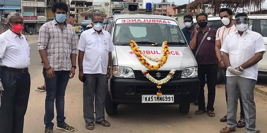 'ಐರಾವನ್' ಚಿತ್ರತಂಡದಿಂದ ಆಕ್ಸಿಜನ್ ಆಂಬುಲೆನ್ಸ್ ಸೇವೆ, ಕೋವಿಡ್ ಕಿಟ್ ವಿತರಣೆ