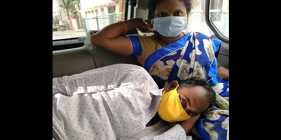 ಕೊರೋನಾ ವಾರಿಯರ್ ಆದರೂ ತಪ್ಪದ ಸಂಕಷ್ಟ: ಸೋಂಕಿತ ಪತಿಗೆ ಬೆಡ್ ಒದಗಿಸಲು ಪರದಾಡಿದ ಆಶಾ ಕಾರ್ಯಕರ್ತೆ!