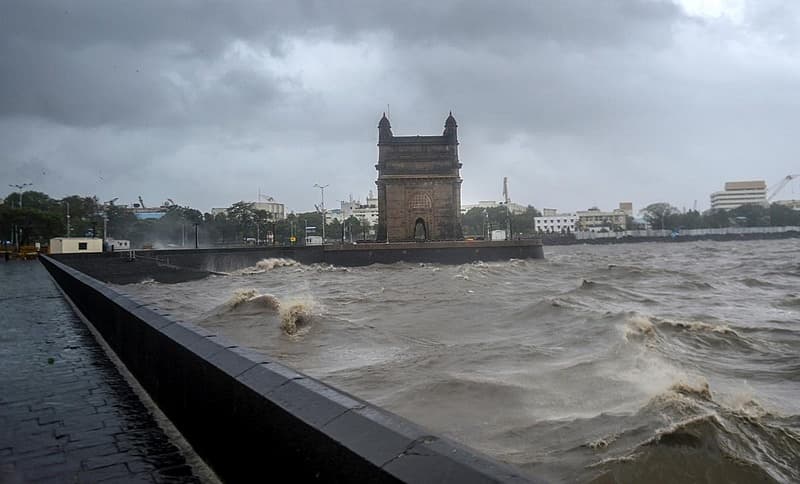 ಅರಬ್ಬೀ ಸಮುದ್ರದಲ್ಲಿ ಉಂಟಾಗಿರುವ 'ತೌಕ್ಟೆ' ಚಂಡಮಾರುತದ ಪರಿಣಾಮ ಅಬ್ಬರದ ಮಳೆ ಇನ್ನೂ ಎರಡು ದಿನಗಳ ಕಾಲ ಮುಂದುವರಿಯಲಿದೆ ಹವಾಮಾನ .