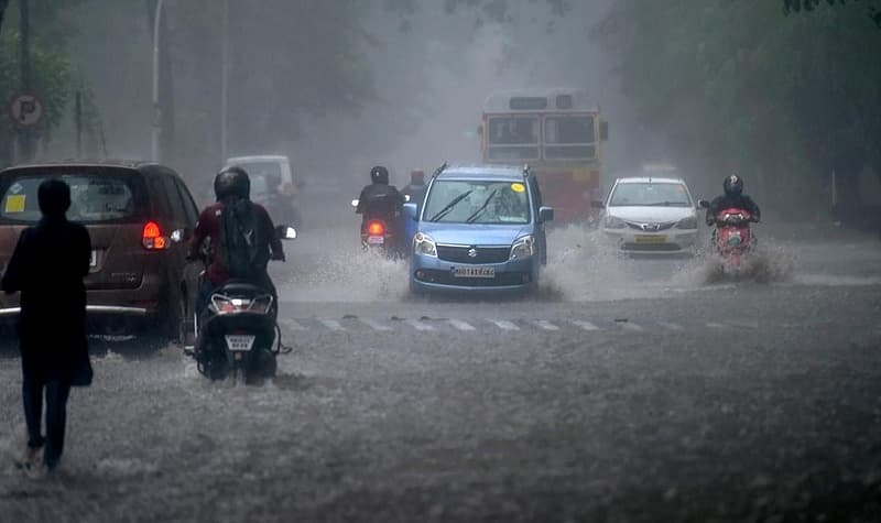 ಚಂಡಮಾರುತದ ಪರಿಣಾಮ ಮುಂಬೈ ನಲ್ಲಿ ದಾಖಲೆಯ ಪ್ರಮಾಣದಲ್ಲಿ 24 ಗಂಟೆಗಳ ಕಾಲ ಮಳೆ ಸುರಿದಿದೆ.
