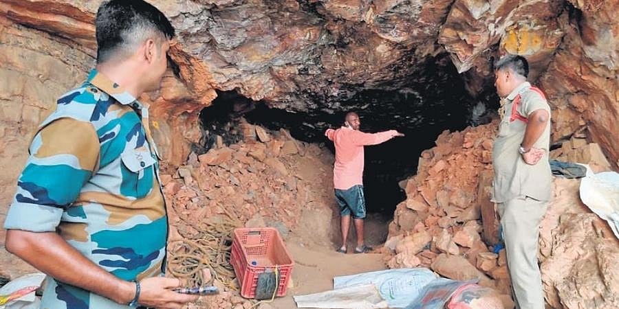 ನಿಧಿ ಶೋಧನೆ: ಶೇಷಾಚಲಂ ಗುಡ್ದಗಳಲ್ಲಿ 80 ಅಡಿ ಸುರಂಗ ಕೊರೆದಿದ್ದ ಮಂಕು ನಾಯ್ಡು ಬಂಧನ!