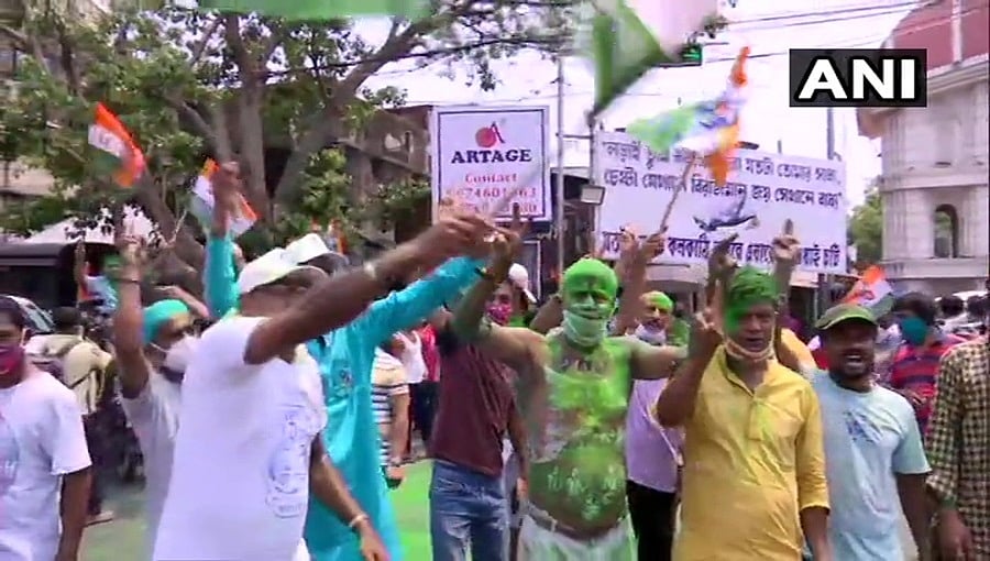 'ತಕ್ಷಣ ಗೆಲುವಿನ ಸಂಭ್ರಮಾಚರಣೆ ನಿಲ್ಲಿಸಿ, ಇಲ್ಲದಿದ್ದರೆ ಕಠಿಣ ಕ್ರಮ ಕೈಗೊಳ್ಳಬೇಕಾಗುತ್ತದೆ': ಮುಖ್ಯ ಕಾರ್ಯದರ್ಶಿಗಳಿಗೆ ಚು.ಆಯೋಗ ಪತ್ರ