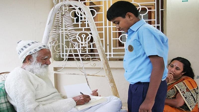 ಪರಿಸರವಾದ ಮಾತ್ರ ಸುಂದರ್ ಲಾಲ್ ಹೃದಯಕ್ಕೆ ಹತ್ತಿರದ ವಿಷಯವಾಗಿರಲಿಲ್ಲ. ಅಸೃಶ್ಯತೆ ವಿರುದ್ಧ ಹೋರಾಡುತ್ತಾ ಪುರುಷರ ಮದ್ಯವ್ಯಸನ ವಿರುದ್ಧ ಉತ್ತರಾಖಂಡದ ಪರ್ವತ ಪ್ರದೇಶದ ಸಾವಿರಾರು ಮಹಿಳೆಯರನ್ನು ಒಗ್ಗೂಡಿಸಿ ಮದ್ಯ ವಿರೋಧಿ ಚಳವಳಿ ನಡೆಸಿದ್ದರು. ಆಗ 1965-70ರ ಸಮಯ. ಚಿತ್ರದಲ್ಲಿ ಕೇರಳದ ವಯನಾಡಿನಲ್ಲಿ ಬಾಲಕನೊಬ್ಬನ