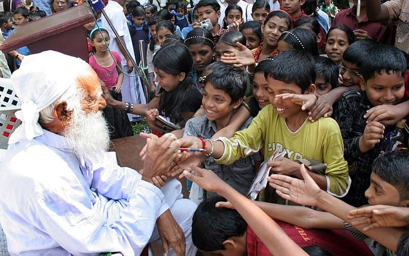 ಅವರಿಗೆ ಸಿಕ್ಕಿದ ಶಿಕ್ಷಣವೇ ಚಿಪ್ಕೊ ಚಳವಳಿಯನ್ನು ರೂಪಿಸಲು ಸಹಾಯ ಮಾಡಿತು. ಅದು ಆರಂಭವಾಗಿದ್ದು 1973ರಲ್ಲಿ ಉತ್ತರಾಖಂಡದ ಕೆಲವು ಭಾಗಗಳು ಮತ್ತು ಉತ್ತರ ಪ್ರದೇಶಗಳಲ್ಲಿ, ಅರಣ್ಯ ನಾಶ ವಿರುದ್ಧ ಆರಂಭಗೊಂಡ ಚಳವಳಿ. ನಂತರದ ದಿನಗಳಲ್ಲಿ ಜಗತ್ತಿನಾದ್ಯಂತ ಪರಿಸರ ರಕ್ಷಣೆಗೆ ಹಲವು ಚಳವಳಿಗಳಿಗೆ ಪ್ರೇರಣೆಯಾಯಿತು.
