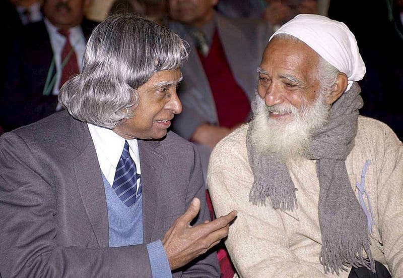 ಭಾರತದ ಹಲವು ರಾಜ್ಯಗಳಲ್ಲಿ ಹಳ್ಳಿಗಳಿಗೆ ಹೋಗಿ ಚಿಪ್ಕೊ ಚಳವಳಿ ಮೂಲಕ ಜನರಿಗೆ ಶಿಕ್ಷಣ, ಅರಿವು ಮೂಡಿಸಲು ಪ್ರಾರಂಭಿಸಿದರು. 1984ರಲ್ಲಿ ಟೆಹ್ರಿ ಅಣೆಕಟ್ಟು ವಿರೋಧಿ ಚಳವಳಿ ಆರಂಭಿಸಿದರು. ಈ ಚಿತ್ರದಲ್ಲಿ ಸುಂದರ್ ಲಾಲ್ ಬಹುಗುಣ ಅವರು ದೆಹಲಿಯಲ್ಲಿ 88ನೇ ಭಾರತೀಯ ವಿಜ್ಞಾನ ಕಾಂಗ್ರೆಸ್ ಅಧಿವೇಶನದಲ್ಲಿ ಡಾ ಎ ಪಿ ಜೆ ಅ