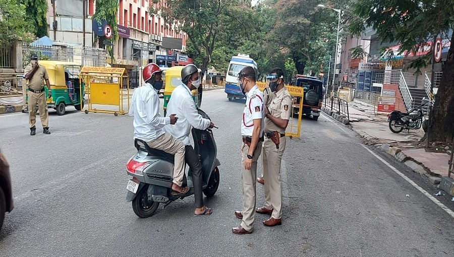 ಬೆಂಗಳೂರು ಸೇರಿದಂತೆ ರಾಜ್ಯಾದ್ಯಂತ ಲಾಕ್ ಡೌನ್ ಕಠಿಣ ನಿಯಮ: ಖಾಕಿಪಡೆ ಹೈ ಅಲರ್ಟ್, ಹಲವರು ವಶಕ್ಕೆ
