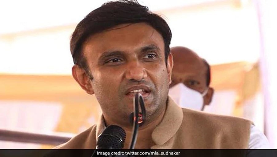 ದಾವಣಗೆರೆ: ಸೋಂಕಿತರಿಗೆ ಹೋಂ ಐಸೋಲೇಷನ್ ಇಲ್ಲ, ಕೋವಿಡ್ ಕೇಂದ್ರಕ್ಕೆ ದಾಖಲಾಗುವುದು ಕಡ್ಡಾಯ- ಸುಧಾಕರ್