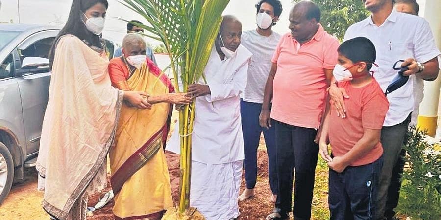 ಕೇಂದ್ರದ ಗಮನ ಚುನಾವಣೆ ಮೇಲಿದೆಯೇ ಹೊರತು ಕೊರೋನಾ ನಿಯಂತ್ರಿಸುವತ್ತ ಇಲ್ಲ: ದೇವೇಗೌಡ