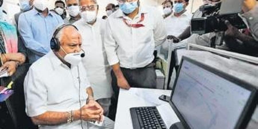 ಬಿಬಿಎಂಪಿ ವಾರ್ ರೂಂಗೆ ಸಿಎಂ ಖುದ್ದು ಭೇಟಿ: ಸ್ವತಃ ಕರೆ ಸ್ವೀಕರಿಸಿ ಸಮಸ್ಯೆ ಆಲಿಸಿ, ಸ್ಪಂದಿಸಿದ ಯಡಿಯೂರಪ್ಪ