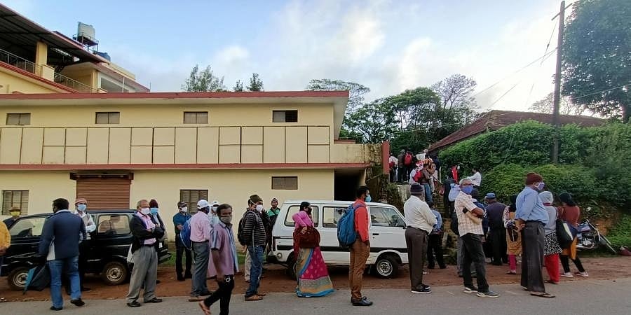 ಮಡಿಕೇರಿ: ತಿಂಗಳ ಅವಶ್ಯಕ ವಸ್ತುಗಳಿಗಾಗಿ ಉದ್ದನೆಯ ಸರತಿ ಸಾಲಿನಲ್ಲಿ ನಿಂತ ಮಾಜಿ ಸೇನಾ ಯೋಧರು!