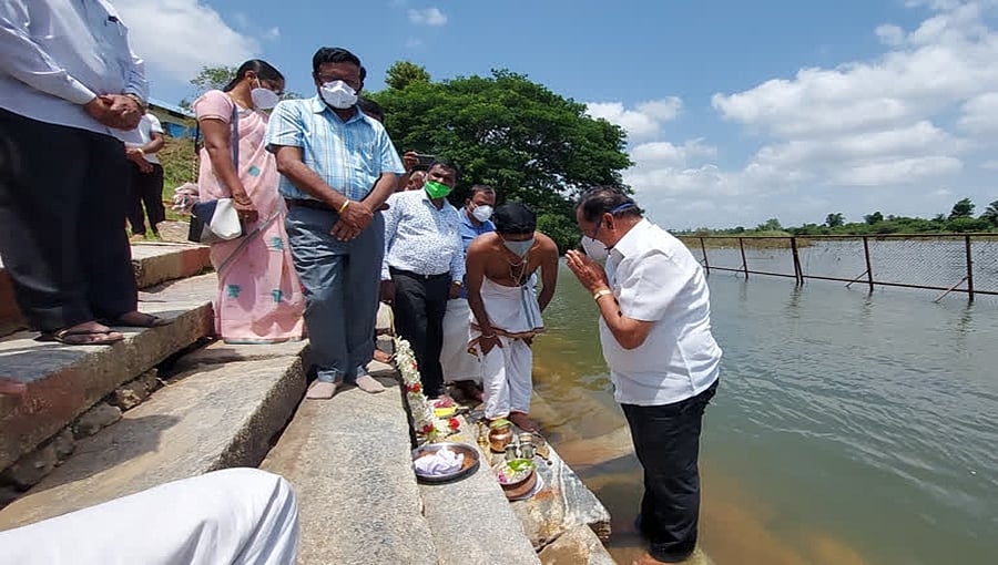 ಶಾಸಕ ಎಟಿ ರಾಮಸ್ವಾಮಿ ಅವರಿಂದ ಹಿರಿಯ ಸ್ವಾತಂತ್ರ್ಯ ಹೋರಾಟಗಾರ ದೊರೆಸ್ವಾಮಿ ಅಸ್ಥಿ ವಿಸರ್ಜನೆ
