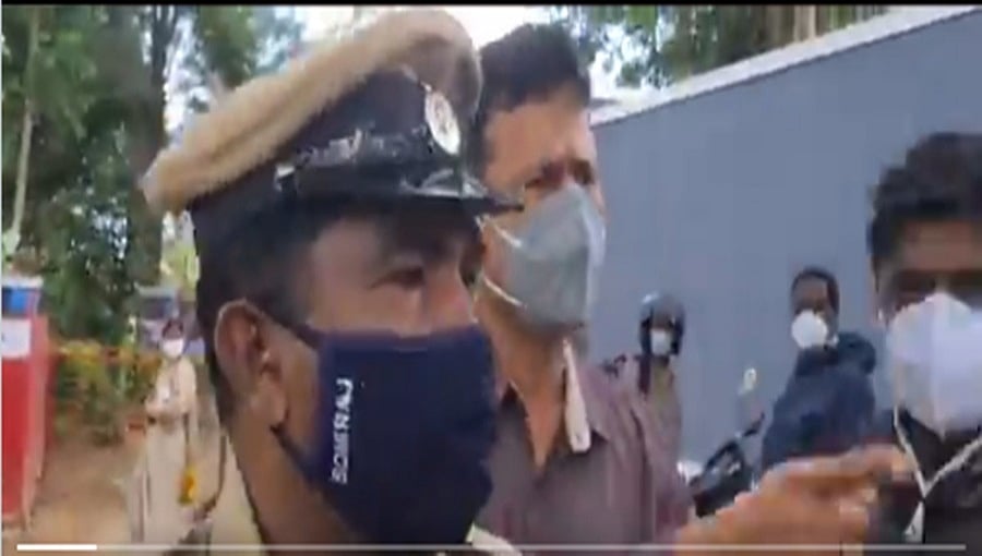 ಮಡಿಕೇರಿ ಆರ್ಮಿ ಕ್ಯಾಂಟೀನ್ ಹೊರಗೆ ಗ್ರಾಹಕರ ಸಾಲು: ವರದಿ ಮಾಡಲು ತೆರಳಿದ್ದ ದಿ ನ್ಯೂ ಇಂಡಿಯನ್ ಎಕ್ಸ್ ಪ್ರೆಸ್ ವರದಿಗಾರ್ತಿ ಮೇಲೆ ಹಲ್ಲೆ ಆರೋಪ