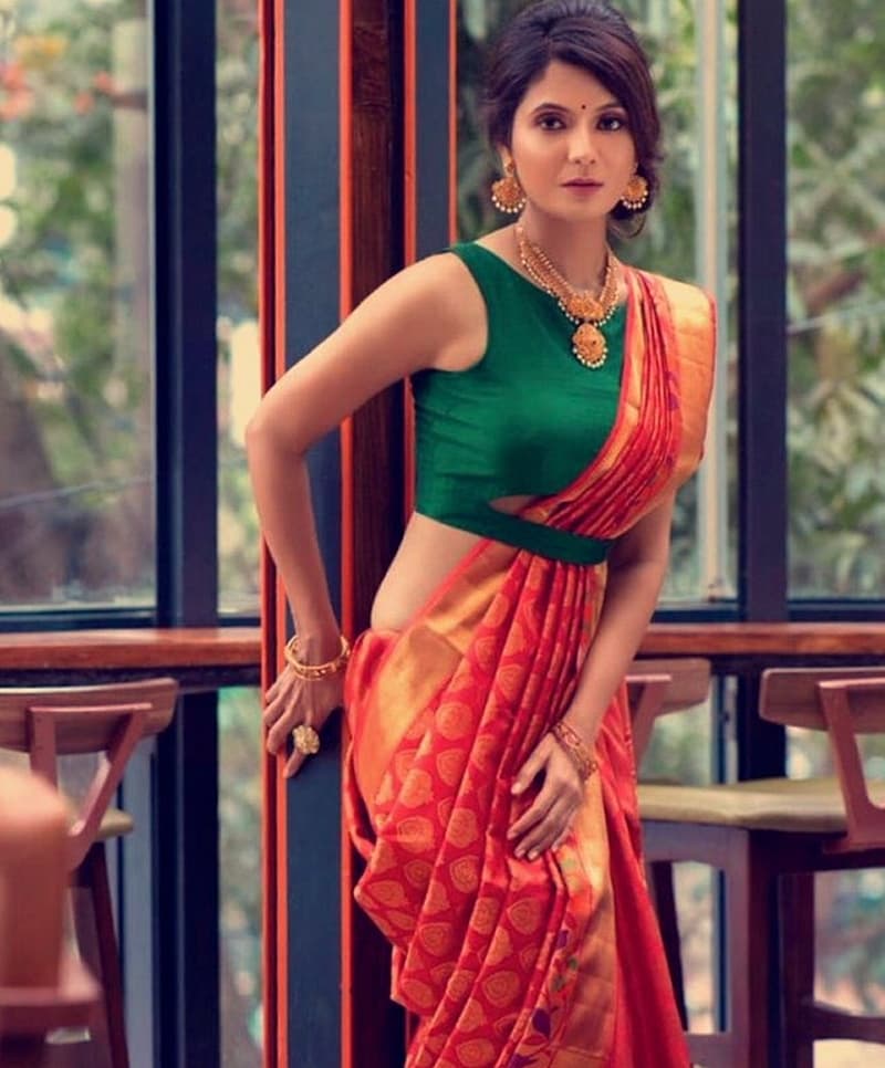 ಬೆಳಗ್ಗೆ ನನಗೊಂದು ಫೋನ್ ಬಂದಿತ್ತು. ಹಳ್ಳಿಯಿಂದ ಯಾರೋ ಒಬ್ಬರು ಫೋನ್ ಮಾಡಿ ಮಾತನಾಡುತ್ತಿದ್ದರು. ಆ ಹಳ್ಳಿಯಲ್ಲಿ ಕೊರೋನಾದಿಂದಾಗಿ ಸಾಕಷ್ಟು ಜನರು ಸಾವನ್ನಪ್ಪುತ್ತಿದ್ದಾರೆ. ಆದರೆ ಲಸಿಕೆ ಹಾಕಿಕೊಳ್ಳದೆ ಮೊಂಡುತನ ಪ್ರದರ್ಶಿಸುತ್ತಿದ್ದಾರೆ.