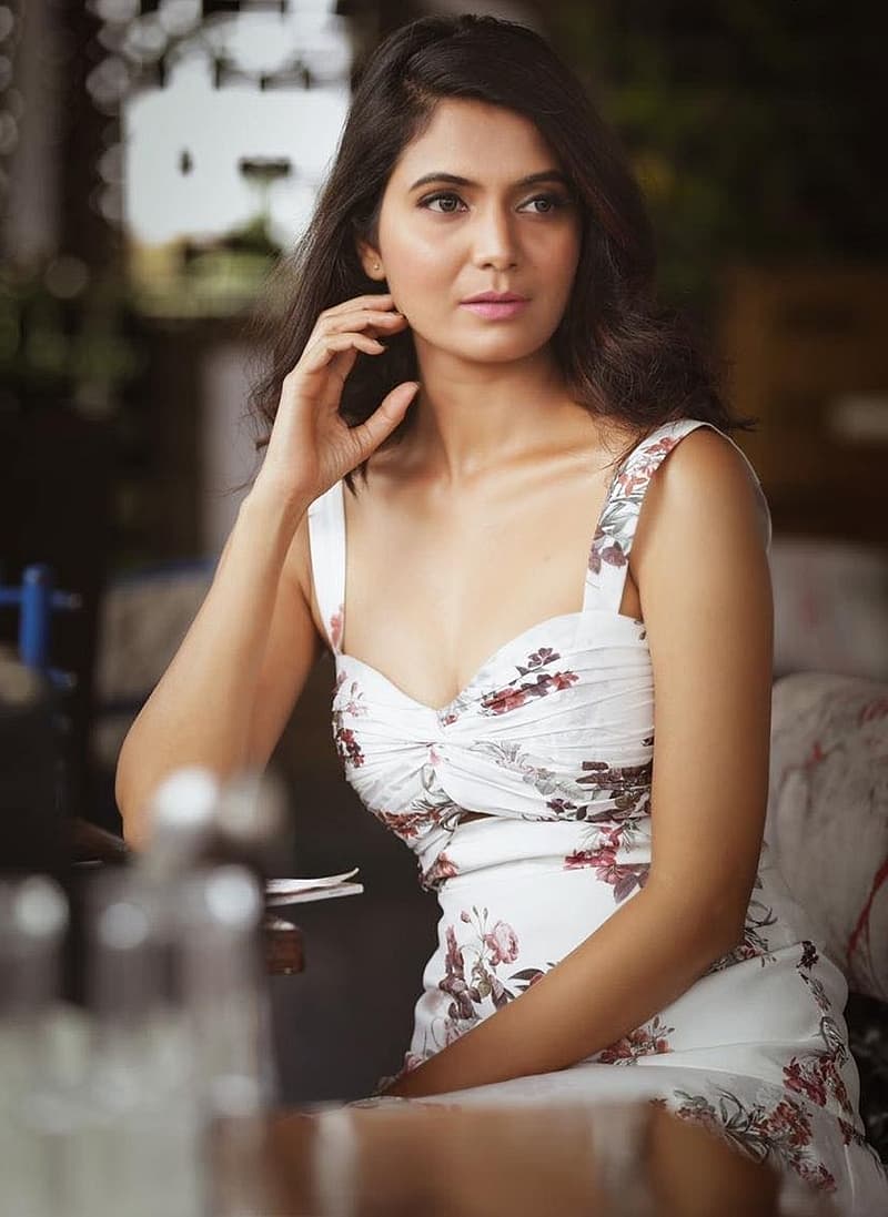 ಇದಕ್ಕೆ ಕಾರಣ ಹಳ್ಳಿಗರೆಲ್ಲಾ ಪ್ರಧಾನಿ ಮೋದಿ ಮತ್ತು ಬಿಜೆಪಿ ವಿರುದ್ಧ ಇದ್ದಾರಂತೆ, ಇನ್ನು ಕೋವಿಡ್ ಗೆ ಲಸಿಕೆ ಕೊಡುತ್ತಿರುವುದು ಮೋದಿ ಸರ್ಕಾರ ಕೊಡುತ್ತಿರುವುದು ಹೀಗಾಗಿ ಯಾರೂ ಲಸಿಕೆ ಹಾಕಿಸಿಕೊಂಡಿಲ್ಲವಂತೆ. ಇದು ನಿಜಕ್ಕೂ ಬೇಸರದ ಸಂಗತಿ ಎಂದು ಶ್ವೇತಾ ಸಾಮಾಜಿಕ ಜಾಲತಾಣದಲ್ಲಿ ಪೋಸ್ಟ್ ಮಾಡಿದ್ದಾರೆ.