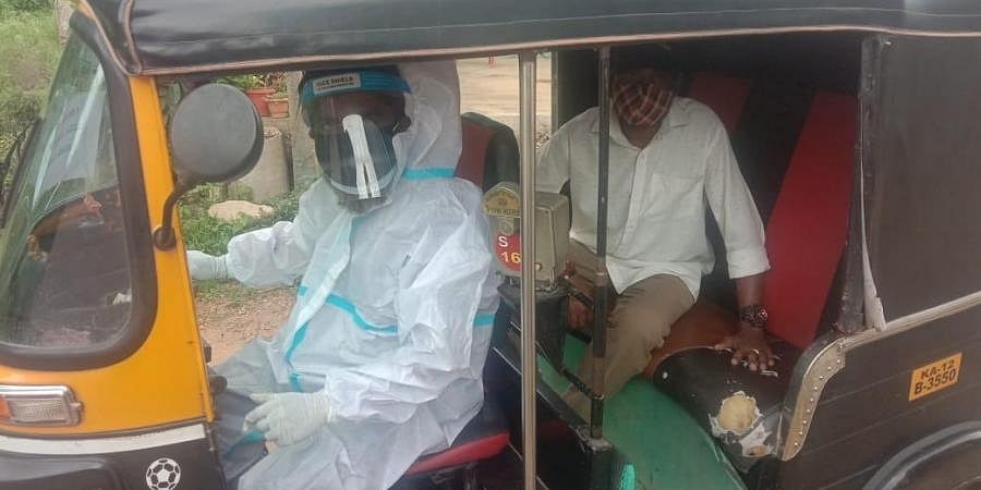 ತಾಯಿಗೆ ಕೋವಿಡ್-19 ಸೋಂಕು ದೃಢಪಟ್ಟ ಬಳಿಕ ಕೊರೋನಾ ಸೋಂಕಿತರಿಗೆ ಉಚಿತ ಸೇವೆ ನೀಡಲು ಆಟೋ ಚಾಲಕ ಮುಂದು