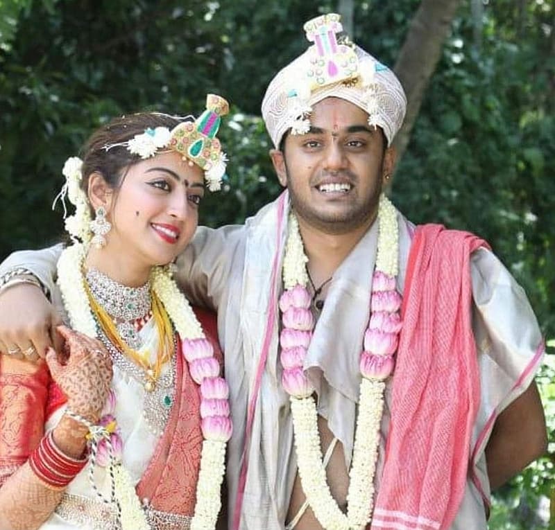 ನಗರದ ಹೊರವಲಯದಲ್ಲಿರುವ ತಮ್ಮ ನಿವಾಸದಲ್ಲಿಯೇ ಅವರು ನಿನ್ನೆ ತಮ್ಮ ಬಹುಕಾಲದ ಗೆಳೆಯ ಉದ್ಯಮಿ ನಿತಿನ್ ರಾಜ್ ಅವರ ಕೈಹಿಡಿದಿದ್ದಾರೆ.