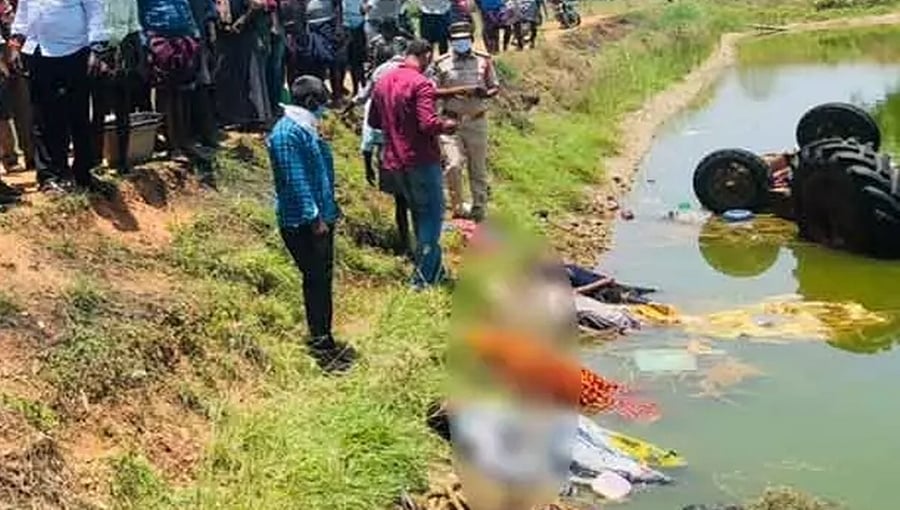 ಆಂಧ್ರಪ್ರದೇಶ: ಹೊಂಡಕ್ಕೆ ಟ್ರಾಕ್ಟರ್ ಟ್ರೈಲರ್ ಉರುಳಿ ಗ್ರಾಮದ ಸರಪಂಚ್ ಸೇರಿ ಐವರ ಸಾವು