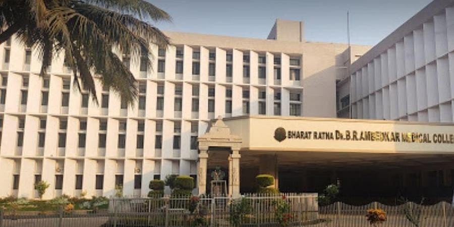 ಬೆಂಗಳೂರು: ಕೋವಿಡ್ ರೋಗಿ ಸಾವಿನಿಂದ ರೊಚ್ಚಿಗೆದ್ದು ಕುಟುಂಬಸ್ಥರಿಂದ ಆಸ್ಪತ್ರೆಯ ಸಿಬ್ಬಂದಿ ಮೇಲೆ ಹಲ್ಲೆ