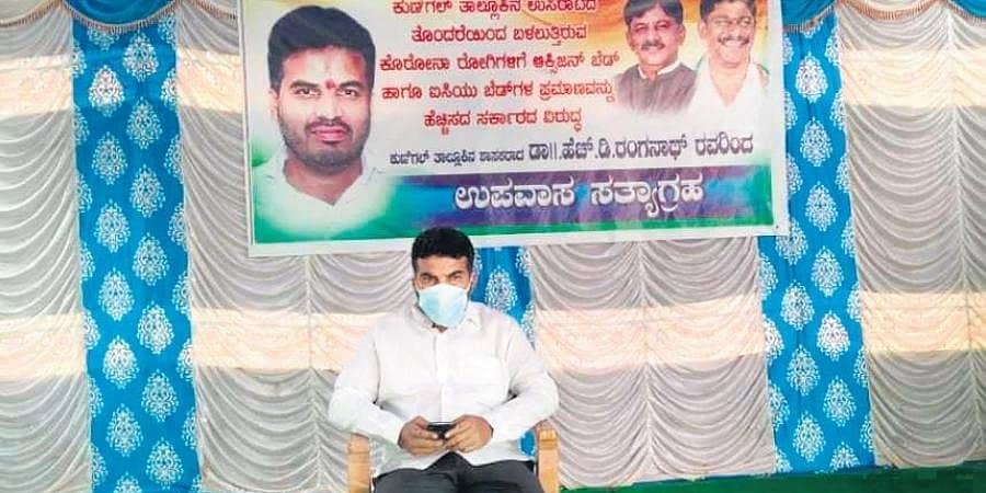 ಕೋವಿಡ್-19 ಸಂಕಷ್ಟ: ತಮ್ಮ ಕ್ಷೇತ್ರದ ರೋಗಿಗಳಿಗಾಗಿ ಮತ್ತೆ ವೈಟ್ ಕೋಟ್ ಧರಿಸಿ 'ಫೀಲ್ಡ್ ' ಗಿಳಿದ ಶಾಸಕರು!